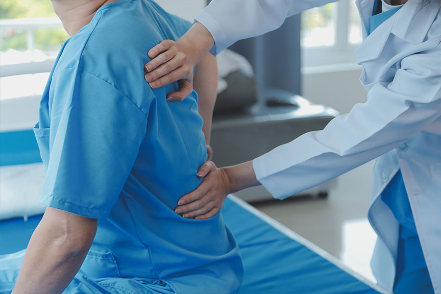 cirujano revisando columna paciente