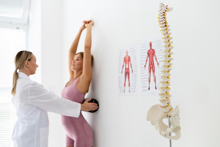 médico comprobando curvatura columna